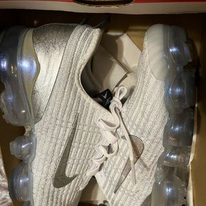 Gently used vapor max !